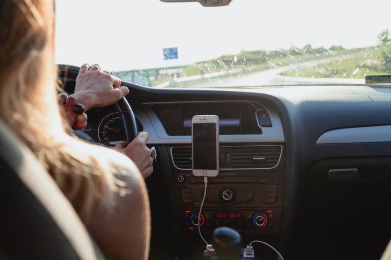 Najważniejsze zasady bezpieczeństwa podczas nauki jazdy: Co każdy nowy kierowca powinien wiedzieć?