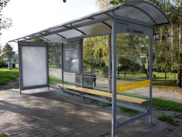 Jak wybrać trwałą wiatę autobusową? materiały odporne na wandalizm i czynniki atmosferyczne