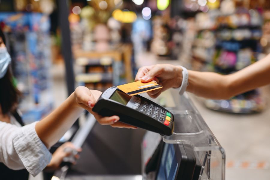 Sprzedawca korzystający z połączonego systemu POS i ERP podczas
obsługi sprzedaży w sklepie